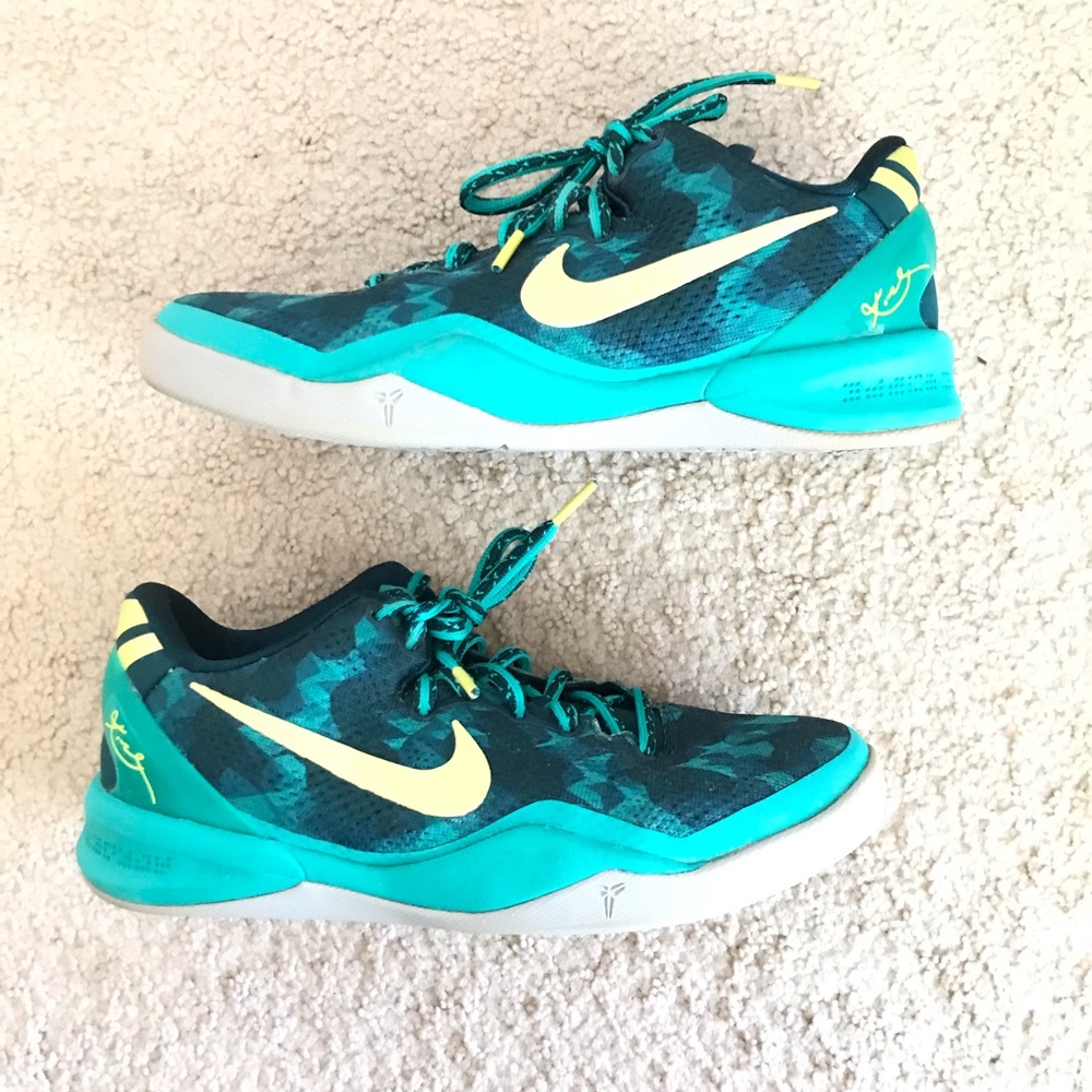 Kobe 8 Basketball Shoes (6Y)